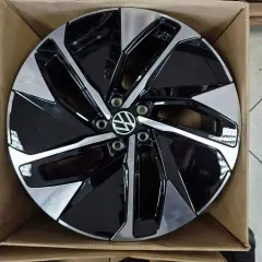 Nowe felgi do Golfa 4, z charakterystycznym wzorem i logo VW. Rozstaw śrub jest standardowy dla tego modelu.