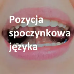 Zbliżenie na usta z widocznymi zębami, tekst "Pozycja spoczynkowa języka" sugeruje ćwiczenia miofunkcjonalne języka.