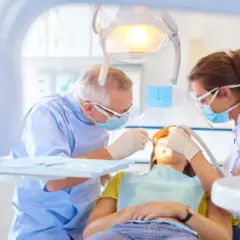 Dentysta to lekarz? Wyjaśniamy status i uprawnienia w Polsce