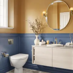 Salle de bain chic : mur bleu profond, accents dorés, contraste entre le noir satiné des accessoires et le noir mat du papier peint.