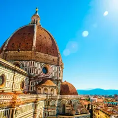 Majestatyczna katedra Santa Maria del Fiore we Florencji, z jej charakterystyczną kopułą. Ciekawostki o budowli zachwycają.