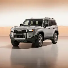 Srebrny, nowy Toyota Land Cruiser 2024 z masywnym grillem i nowoczesnymi światłami, gotowy na każdą przygodę.