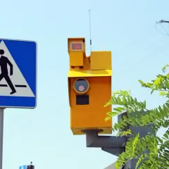 Znak przejścia dla pieszych i żółty fotoradar. Zastanawiasz się, po jakim czasie przychodzi mandat z fotoradaru?