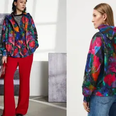Kolorowe bluzy damskie XXL z abstrakcyjnym wzorem. Jedna modelka w czerwonych spodniach, druga w jeansach.