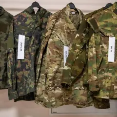 Różne rodzaje kamuflażu na mundurach wiszących na wieszakach. Od lewej: polski wz. 93, wz. 85, Multicam, WS 31.