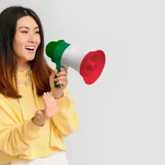 Ragazza con megafono tricolore italiano, che annuncia "mercoledì in inglese pronuncia" con entusiasmo.