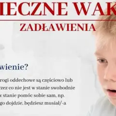 Chłopiec trzyma się za gardło, sygnalizując zadławienie. Tekst informuje o tym, jak pomóc w takiej sytuacji, wspominając o chwycie Heimlicha.