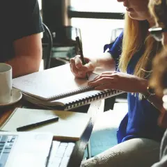 Studenten lernen und schreiben Notizen. Die Diskussion könnte sich um die **Aufsichtspflicht Schule Urteile** drehen, während sie sich auf ihre Ausbildung konzentrieren.