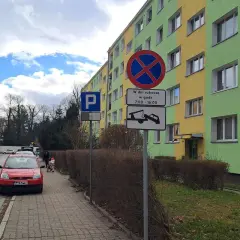 Znaki drogowe informują, gdzie nie można się zatrzymywać, zwłaszcza w dni robocze w godzinach 7:00-16:00, grozi odholowanie.