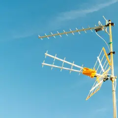 Antena telewizyjna na tle błękitnego nieba. Czy zasilacz antenowy jest potrzebny?
