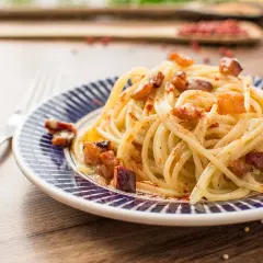 Carbonara jak z Rzymu: poznaj przepis na kremowy sos bez śmietany