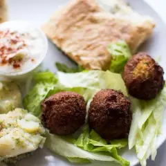 Ile kalorii ma kebab z falafelem? Sprawdź i jedz zdrowiej!