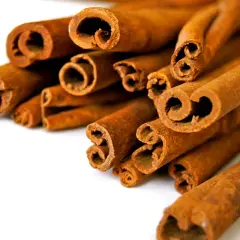 Canela en rama, un tesoro aromático con grandes beneficios de la canela para la salud.