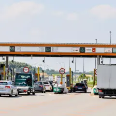 Kolejka samochodów na bramkach e-TOLL.