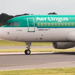 Samolot Airbus A320 linii lotniczych Aer Lingus z napisem "St. Nathy" na kadłubie, gotowy do startu.