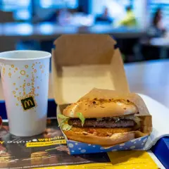 Burger, frytki i napój z McDonald's. Zastanawiasz się, ile kcal ma średnia cola z Mc? To ok. 130 kcal.