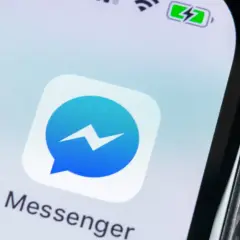 Ikona Messengera na ekranie telefonu. Dowiedz się, jak zaktualizować Messengera w telefonie, by mieć najnowsze funkcje.