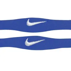 Dwie niebieskie opaski na nadgarstek Nike z białym logo.