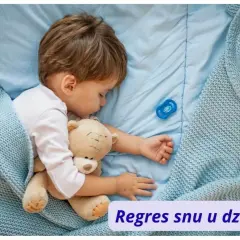 Małe dziecko śpi z misiem i smoczkiem. Czasem pojawia się regres snu u dziecka, ale teraz jest spokojnie.