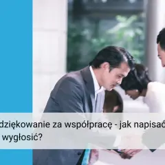 Biznesmeni w garniturach pochylają się nad dokumentami. Tekst na zdjęciu: "Podziękowanie za współpracę - jak napisać i jak wygłosić?".