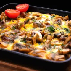 Pyszne zapiekane pieczarki z serem i pomidorkami. Idealny pomysł, co zrobić z pieczarek na szybki obiad.