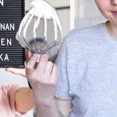En person håller upp en skylt med texten "Ge inte upp innan du fått till en perfekt kaka". Bredvid syns en visp med grädde och en tom burk, redo för en vegansk fika.