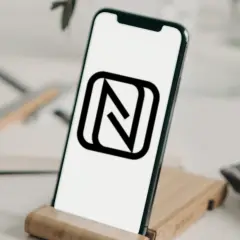 Na ekranie telefonu widnieje ikona NFC. To symbol, który informuje o możliwości zbliżeniowej komunikacji między urządzeniami.