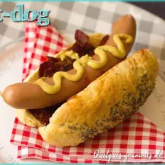 Un hot-dog gourmand avec un pain aux graines de pavot, garni de saucisse, oignons caramélisés et moutarde. Parfait pour une recette pain hot dog facile.