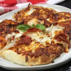 Pyszna pizza z frytkownicy, z ciągnącym się serem, pepperoni i świeżą bazylią. Idealna na szybki obiad.