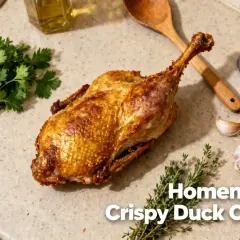Une cuisse de canard confite dorée et croustillante, prête à être dégustée. Des herbes fraîches, de l'ail et du sel complètent cette image gourmande.