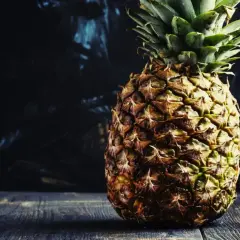 Ananas na ciemnym tle, idealny do analizy jego indeksu glikemicznego.