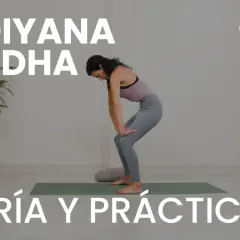 Mujer en postura de yoga, aprendiendo los **uddiyana bandha beneficios**. Texto "Teoría y Práctica" y "Exclusivo".