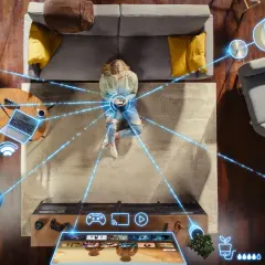 Mujer controlando electrodomésticos domóticos con su móvil. Luces, aspiradora, TV y más conectados.