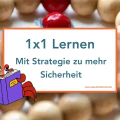Ein kleiner Krebs liest ein Buch über das kleine 1x1. Text: "1x1 Lernen. Mit Strategie zu mehr Sicherheit.