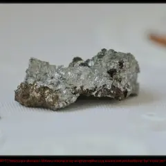 Błyszcząca, srebrzysta skorupa i złotawe wnętrze sugerują, że to nie meteoryt, a być może kawałek pirytu.