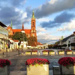 Rynek w Białymstoku, stolicy największego powiatu w Polsce. W tle katedra, po bokach kamienice i kawiarnie.