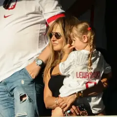 Anna Lewandowska tuli córkę Klarę na mecz. Dziewczynka ma na sobie koszulkę z nazwiskiem "Lewandowski".