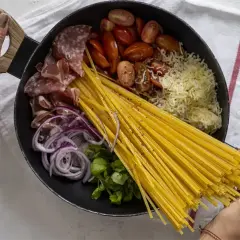 Spaghetti z warzywami z jednej patelni: Szybki obiad, zero zmywania