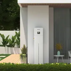 Biały magazyn energii 5 kW, idealny do zasilania domu. Obok nowoczesne drzwi, ogród i taras.
