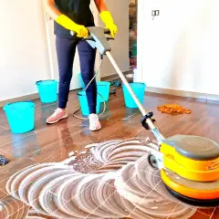 Pulizia profonda del gres porcellanato effetto legno con lucidatrice. Un metodo efficace per capire come pulire il gres porcellanato effetto legno.