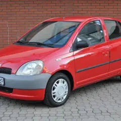 Czerwony Toyota Yaris 1.0, idealny do miasta. Zastanawiasz się, toyota yaris 1.0 ile oleju potrzebuje?