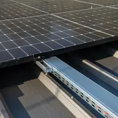 Solidne mocowanie paneli fotowoltaicznych do blachy trapezowej. System montażowy zapewnia stabilność i bezpieczeństwo instalacji.