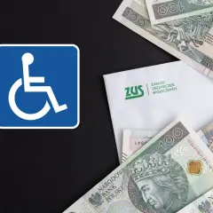 Symbol osoby na wózku inwalidzkim obok koperty ZUS i polskich banknotów symbolizuje renta z tytułu częściowej niezdolności do pracy.