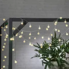 Girlandy z białymi kulkami pięknie ozdobią Twój balkon. Zobacz, jak zawiesić lampki na balkonie, by stworzyć magiczny nastrój.