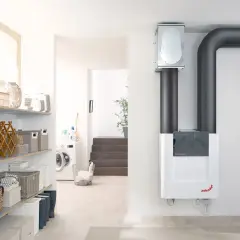 Moderne Lüftungsanlage sorgt für optimale 70 prozent luftfeuchtigkeit in der wohnung. Wäschekorb und Waschmaschine im Hintergrund.