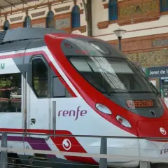 Tren Renfe en Jerez de la Frontera, listo para viajar a Madrid.