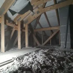 Strych z drewnianą konstrukcją i luźną celulozą ocieplenie, gotowy do wykończenia.