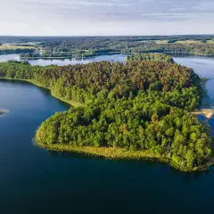 Jezioro Pluszne: Perła Warmii? Odkryj spokój i aktywne atrakcje!