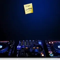Co robi DJ? Poznaj tajniki pracy didżeja i jego obowiązki