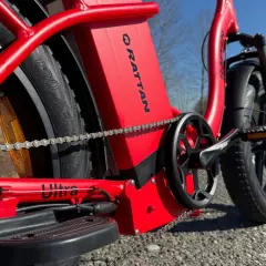 Czerwony rower elektryczny RATTAN z widoczną baterią. Zastanawiasz się, jaka bateria do roweru elektrycznego będzie najlepsza? Ten model pokazuje, jak zintegrowana jest bateria.